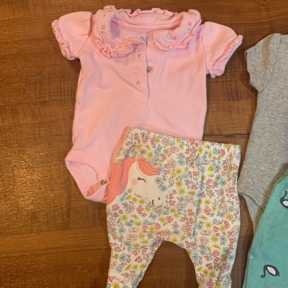Set Carters Newborn Outfits - Picture 2 of 3